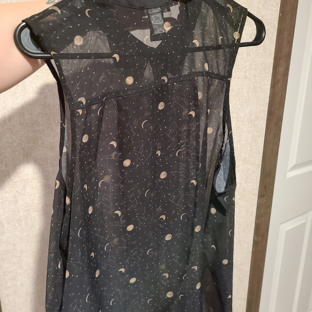 Sleeveless shirt